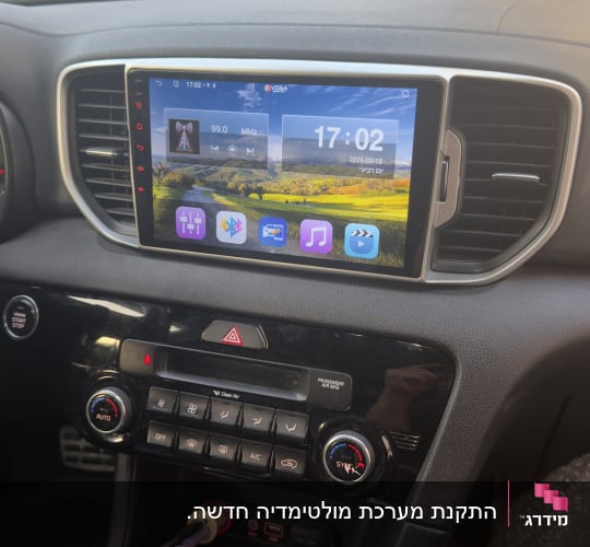 מערכת מולטימדיה ברכב עם מסך מגע ותצוגת זמן
